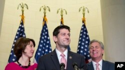 美国国会众议院共和党人保罗·瑞安（中）2015年10月28日在国会山一次记者会上。