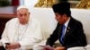 جوکو ویدودو، رییس جمهور اندونیزیا و پاپ فرانسیس، رهبر کاتولیک‌های جهان 