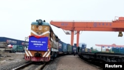 资料照：中国浙江省义乌火车站一列开往波兰的货运火车是离车站。（2018年1月24日）