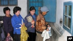 유엔 산하 세계식량계획 WFP가 지원한 식량을 배급받는 북한 주민들. (자료사진)