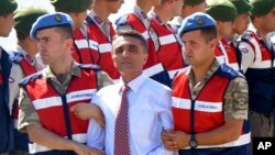 Des membres de l'armée turque escortent un homme accusé d'avoir essayer d'assassiner le président Recep Tayyip Erdogan à Mugla, le 4 octobre 2017