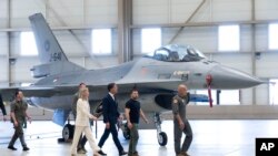 Fotografi arkivi e Presidentit ukrainas Volodymyr Zelenskyy derisa inspekton avionët luftarakë F-16 në bazën ushtarake në Eindhoven, Holandë, më 20 gusht, 2023/AP