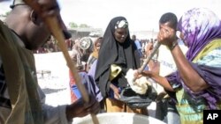 Préparation de rations alimentaires pour les victimes de la famine en Somalie, 9 juillet 2012..