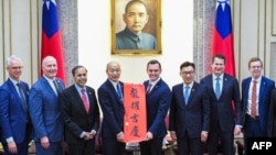 美国国会众议院美国与中国共产党战略竞争特设委员会主席迈克·加拉格尔（Mike Gallagher 右四）在台北从台湾主要反对党国民党台湾立法院院长韩国瑜（左四）手中接过祝福好运的新春春联。（2024年2月22日）