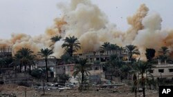 4일 이집트와 접경 지역인 가자지구 남부 라파 지역에 공습이 발생해 연기가 치솟고 있다. 