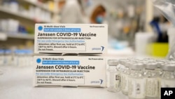 资料照片：丹佛一家医院药房的强生新冠疫苗。(2021年3月6日)