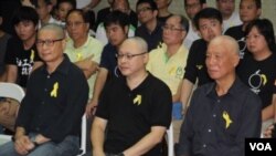 和平占中发起人陈健民、戴耀廷和朱耀明（左起）剃发明志坚定占中 (美国之音海彦拍摄)