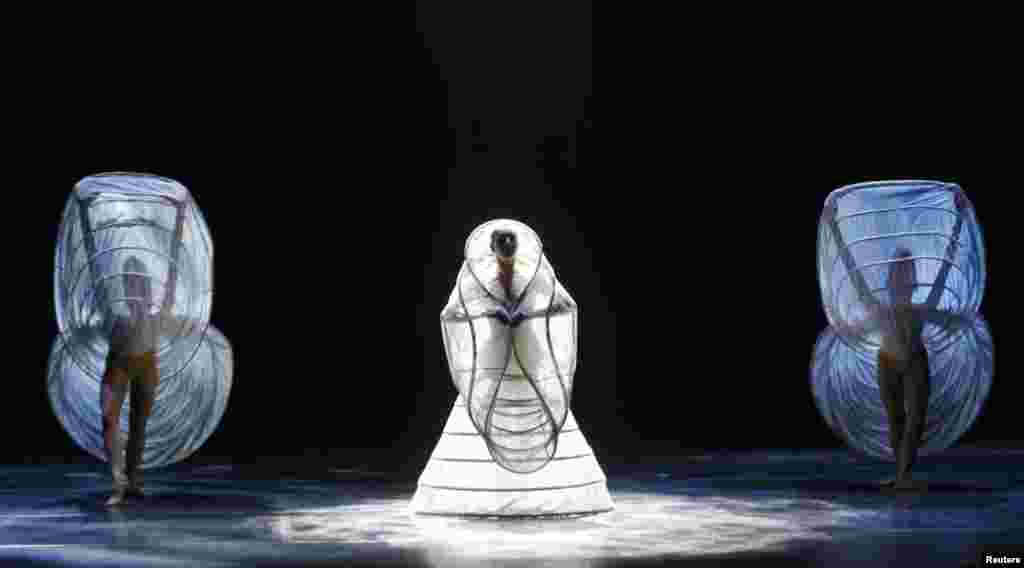 Para anggota klub tari AS mementaskan dram &quot;Alchemy&quot; di Madrid, Spanyol. 