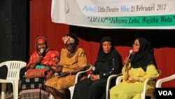 Mombasa county candidates for women's representative debate at the Little Theater in Mombasa, Kenya, on February 21, 2013. (VOA/Jill Craig)