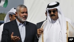 PM Palestina Ismail Haniyeh (kiri) menyambut kunjungan Emir Qatar Sheikh Hamad bin Khalifa al-Thani ke Jalur Gaza (23/10).