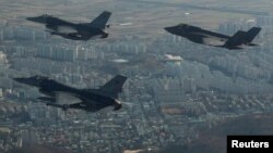 지난 2017년 12월 주한미군 군산기지에 배치된 F-16 전투기(왼쪽)와 미 유타주 힐 공군기지에서 전개한 F-35A 전투기가 군산 상공을 함께 비행하고 있다. (자료사진)