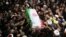 Warga Iran menandu peti jenazah Qassem jelang pemakamannya.
