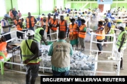 Petugas menghitung surat suara di Buka, Bougainville, Papua Nugini, 11 Desember 2019. (Foto: via Reuters)