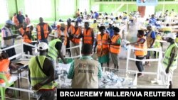 Penghitungan surat suara di Buka, Bougainville, Papua Nugini, 9 Desember 2019. Polisi Papua Nugini menembak mati seorang ibu muda di sebuah tempat pemungutan suara (TPS) di Ibu Kota, Port Moresby. (Foto: via Reuters) 