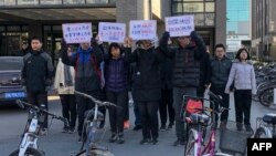 十来名北京大学学生2018年12月28日在校园示威，抗议学校当局改组北大马克思主义学会领导层。他们举着“要工农之马会，不要官僚之马会”，“坚决抗议改组”等标语。