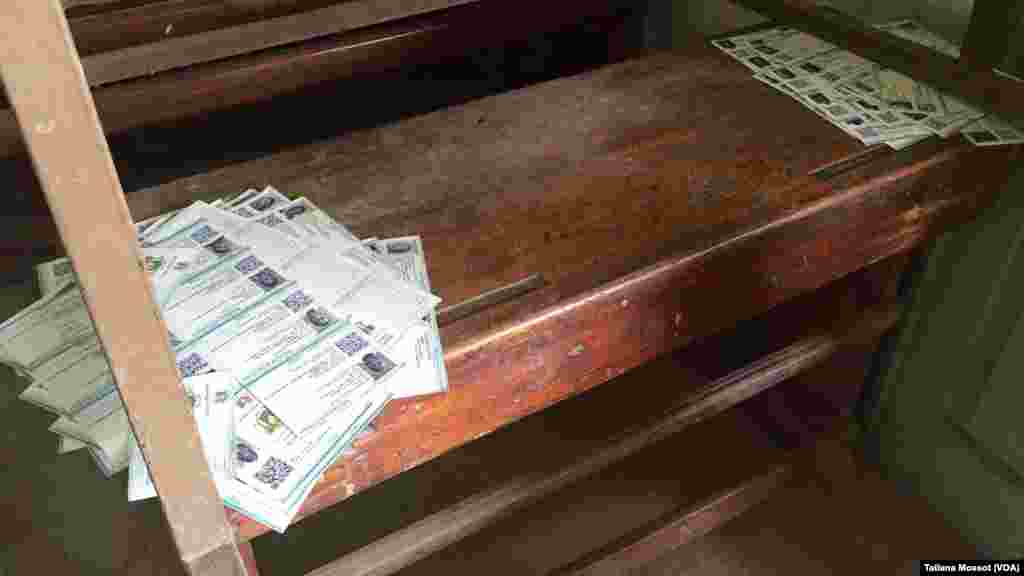 Dans un bureau de vote de la commune de Koumassi, à Abidjan, des cartes attendent leurs détenteurs.