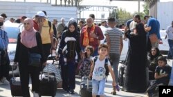 Лица, ожидающие возможности покинуть сектор Газа у КПП Рафах (архивное фото) 