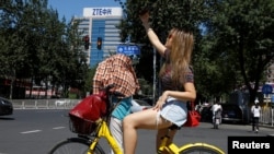 2018年8月29日，在北京中兴通讯公司大楼附近，一名女子自拍。