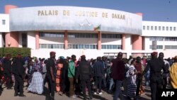 Une foule devant le tribunal où se déroule le procès du maire de Dakar, Khalifa Sall. à Dakar le 14 décembre 2017.