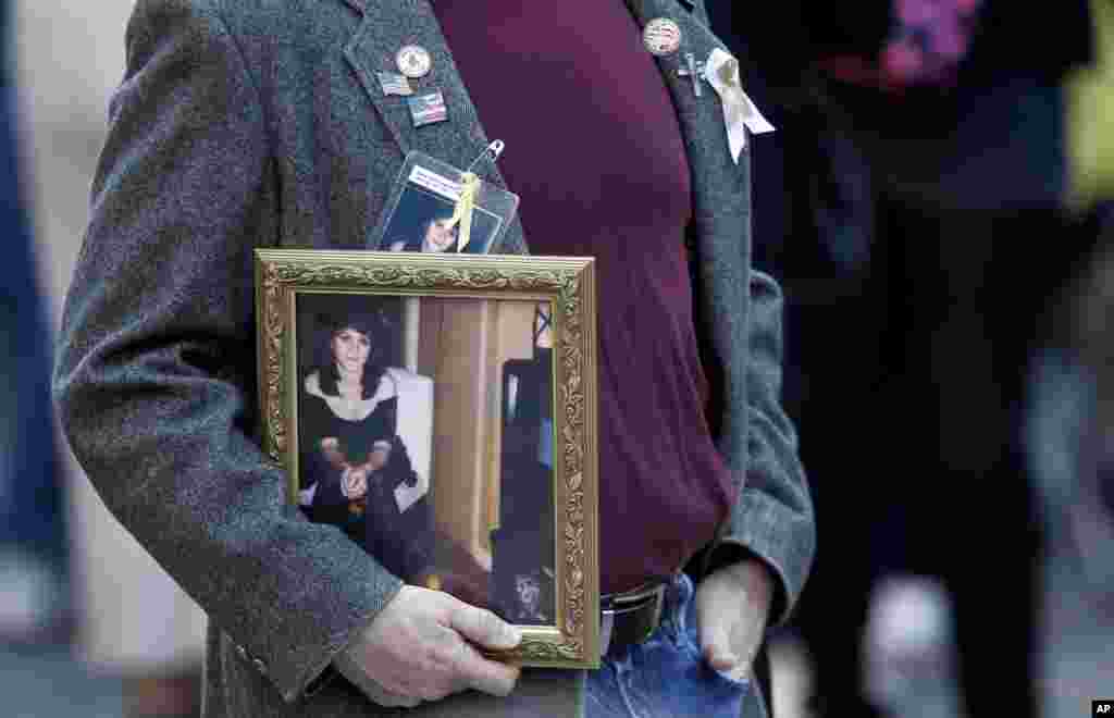 Kerabat dan keluarga korban 11 September berkumpul untuk upacara peringatan 11 tahun peristiwa tersebut di New York (11/9).