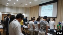 中国民阵日本分部周日晚在东京主办纪年六四事件26周年的集会时，与往年一样，照旧从全体默哀开始。（美国之音歌篮拍摄）