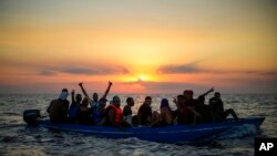 ከቱኒዚያ የተነሱ ፍልሰተኞች በሜዲትሬንያን ባህር ወደ አውሮፓ ለመሻገር ከእንጨት በተርሰራ ጅልባ ሲጓዙ እና የስፔን መንግሥታዊ ያልሆነ ድርጅት እርዳታ ሊሰጧቸው ሲደርሱ እአአ ኦገስት 5/2022 