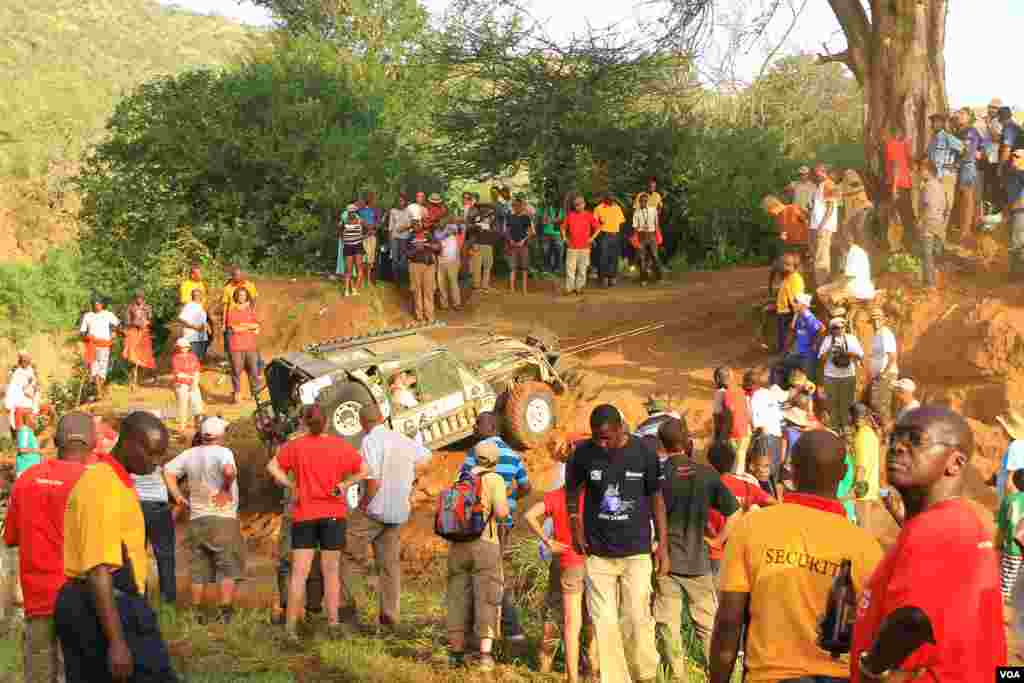 Spectators at Rhino Charge watch as members of Team Garmin, Car 64, winch their car out of the &quot;Gauntlet,&quot; June 2, 2012. (VOA/Jill Craig)