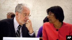 지난해 9월 스위스 제네바에서 열린 유엔 인권이사회 시리아 조사위원회 회의에 참석한 나비 필레이 유엔인권최고대표(오른쪽)와 브라질 출신의 파울로 피네이루 위원장.