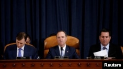 美国众议院情报委员会主席亚当·希夫在华盛顿特区出席弹劾听证会。（2019年11月21）