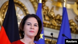 德国新任外交部长安娜莱娜·贝尔伯克在巴黎与法国外长举行会谈后出席记者会。（路透社2021年12月9日）