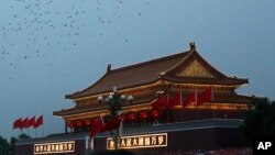 在国庆日的升旗式上，鸽子飞过天安门。（2014年10月1日）