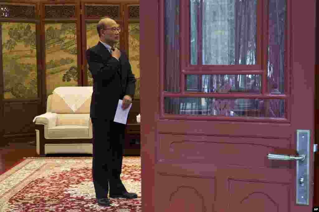 2014年2月21日，北京大学校长王恩哥在北京大学会见一位贵客之前整理领带。郭文贵多次提到王恩哥，例如说王恩哥同江泽民家关系密切，形同江泽民的第三个儿子。郭文贵给王恩哥的公开信说：&ldquo;当初应李友要求，由我方有条件的捐给北大十亿人民币&hellip;&hellip;做为北大所谓燕京学堂等三个定点项目的有条件捐赠。但时至今日三个项目无一落实，所以根据相关协议和中华人民共和国捐赠法，现要求北大无条件将十亿人民币捐款以及由此产生的超过四亿元人民币的利息返还于我。&rdquo;不久前推特上出现署名王恩哥的账号，批驳郭文贵，表示要坚决捍卫北大名誉。郭文贵说那个账号是真的，还说他后来和王恩哥通了电话，内容保密。