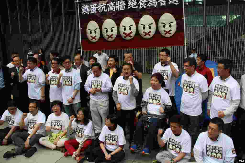 泛民发起&ldquo;鸡蛋抗高墙，绝食为普选&rdquo;的绝食行动(美国之音海彦拍摄)