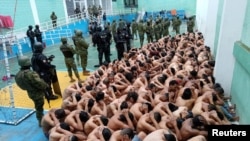 Sejumlah tahanan dikumpulkan di satu area dan diajaga oleh tentara dan polisi dalam sebuah operasi di penjara Turi di Cuenca, Ekuador, pada 14 Januari 2024. (Foto: Armed Forces of Ecuador via Reuters)