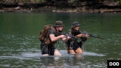 美国与菲律宾军人2016年10月6日参与两栖登陆联合军演 （美国海军陆战队照片）