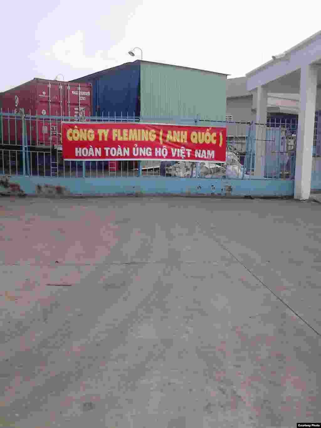 越南同奈省，一家外国公司挂出条幅表示支持越南。