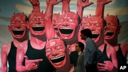 中国艺术家岳敏君的画作《人与兽之间》在香港被拍卖。（2013年10月2日）