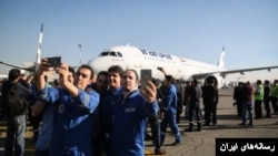 سلفی خدمه هواپیمایی ایران با یکی از هواپیماهای جدید که ایران خریداری کرده است.