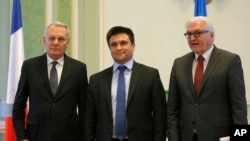 Menlu Ukraina Pavlo Klimkin (tengah) bersama Menlu Perancis dan Menlu Jerman seusai konferensi di Kyiv, Ukraina, 23 Feb 2016