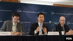 2일 미국 워싱턴DC에서 '핵시대 2기를 맞이한 아시아'라는 제목의 종합 연구보고서 발표회가 열린 가운데, 존 박 하버드 대학 벨퍼과학 국제문제센터 연구원(가운데)이 보고서의 한반도 부분을 발표하고 있다.