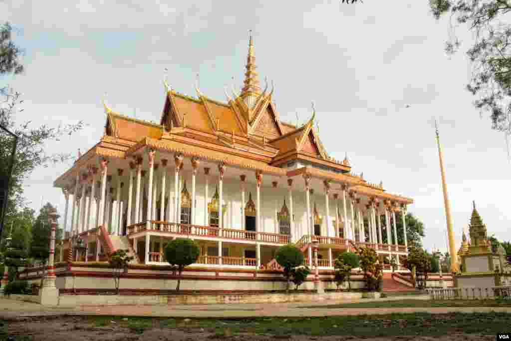 មជ្ឈមណ្ឌល អភិរក្ស​អណ្តើក និង​កន្ធាយ​មេគង្គ មាន​ទីតាំង​ស្ថិត​ក្នុងវត្ត​ព្រះវិហារ​សសរ​​មួយរយ។ តាម​ជំនឿ​សាសនា​ វត្ត​អារាម​គឺទីសក្ការៈ​ដែល​ប្រជាជន​គោរព​បូជា។ ហេតុ​ដូចនេះ គេ​ជឿជាក់​​ថា ការ​ផ្តល់​ជម្រក​សត្វ​អណ្តើក​ក្នុងវត្តបែបនេះ អាច​ការពារ​ពូជសត្វនេះ​ចៀសផុត​ពីការ​ធ្វើទុក​បុកម្នេញ​ពី​សត្វដទៃ និង​ពី​ក្រុម​អ្នក​ជួញ​ដូរ​សត្វអណ្តើក​ទៅធ្វើ​ជាអាហារ និង​ថ្នាំ​ផង​ដែរ។ នៅ​ខេត្តក្រចេះ កាល​ពីថ្ងៃ​សុក្រ ទី២៥ ខែវិច្ឆិកា ឆ្នាំ ២០១៦។ (ខាន់ សុគុំមនោ/VOA)
