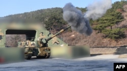 韩国在延坪岛上的部队1月5日在朝鲜向朝鲜半岛西海岸南北交界海域实弹炮击后，也举行实弹射击演习。