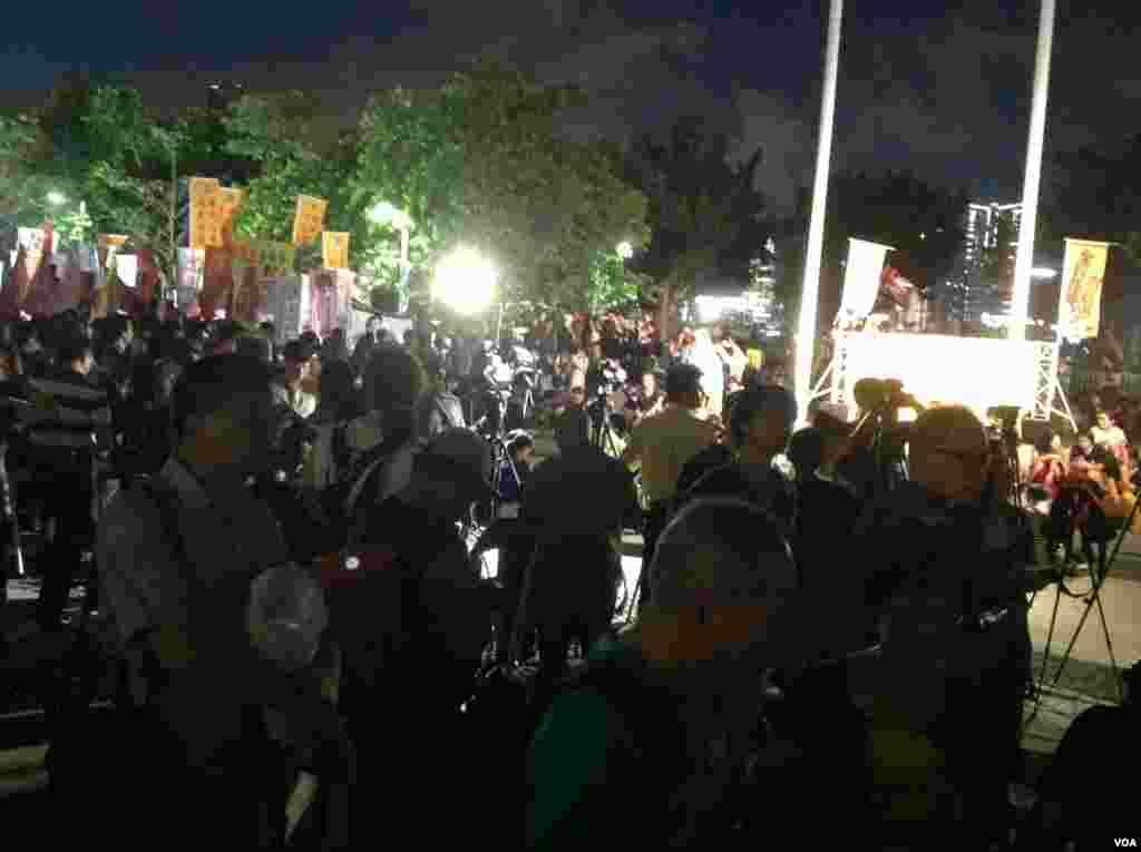 香港立法会辩论政改方案在星期三踏入最后阶段，大批支持和反对的示威人士在议会外的示威区分别举行集会。 (美国之音海彦拍摄)