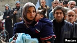 صف ساکنان یرموک برای دریافت کمک های غذایی، پیش از تشدید درگیری ها 