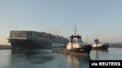 Meli ya Ever Given, ikionekana imeanza kusogea kwenye Mfereji wa Suez, Misri, Machi 29, 2021. 