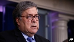 资料照片： 司法部长巴尔在白宫新闻简报室谈新冠病毒疫情问题。(2020年4月1日)