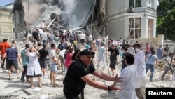 乌克兰救援人员在基辅被俄军导弹炸毁的儿童医院展开救援工作。（2024年7月8日）