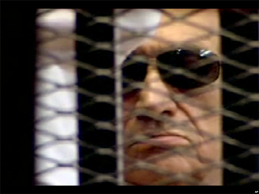 Dalam gambar dari video ini (2/6), yang diambil dari televisi pemerintah Mesir, mantan Presiden Hosni Mubarak terlihat dalam kurungan sebagai terdakwa sementara hakim membaca vonis atas tuduhan keterlibatan Mubarak dalam pembunuhan demonstran.