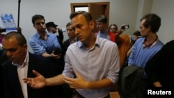 Pimpinan oposisi Rusia Alexei Navalny berbicara kepada wartawan setelah pengadilan menjatuhkan hukuman 20 hari penjara karena berkali-kali melanggar peraturan mengenai pertemuan publik dan aksi demo, dalam persidangan di Moscow, Rusia, 2 Oktober 2017. 
