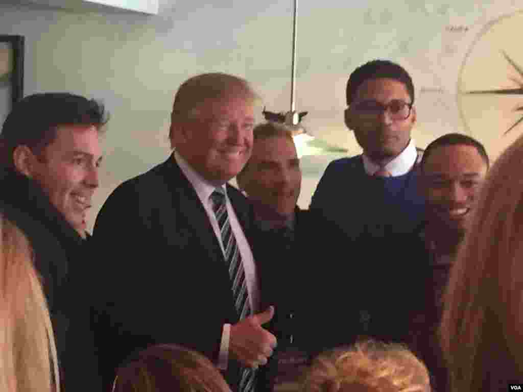 Donald Trump greets restaurant patrons in Manchester, New Hampshire, Feb. 9, 2016. (Photo: K. Gypson/VOA)